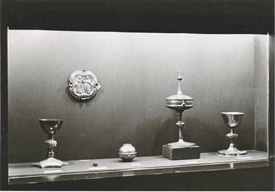 851140 Afbeelding van een nieuwe vitrine, met religieus vaatwerk, in de vaste opstelling van het Aartsbisschoppelijk ...